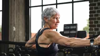Frau beim Training an Geräten für den Oberkörper bei PhysioSport Köln.