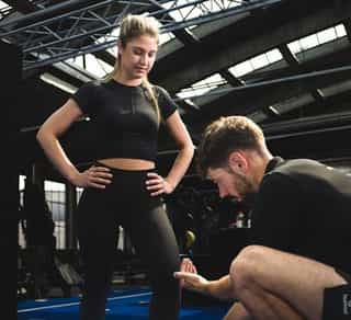 Patientin mit Physiotherapeut von PhysioSport Köln beim neurologischen Training.