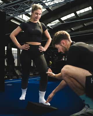 Frau beim Training für die richtige Fußstellung.