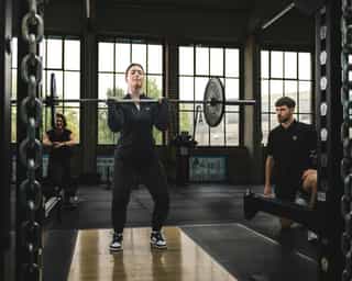 Frau beim Training mit Langhantel bei PhysioSport Köln..