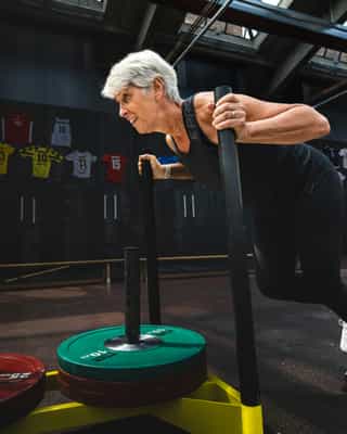 Patientin von PhysioSport Köln beim Training für Oberschenkel.