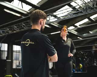 Physiotherapeut von PhysioSport mit einer Patientin. Er erläutert die Grundlagen zum Neuroathletiktraining.