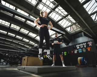 Trainer von PhysioSport Köln mit Sportlerin bei Sprunganalyse.