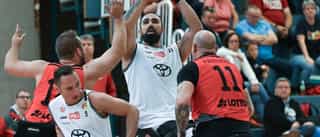 Zu sehen ist eine Szene aus einem Basketballspiel der Köln 99ers Rollstuhlbasketball, den Partnern von Physiosport Köln.