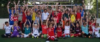 Dss Bild zeigt ein Gruppenfoto der Teilnehmer eines Seminars bei der 1.Jugend Fussball Schule Köln, den Partnern von Physiosport Köln.