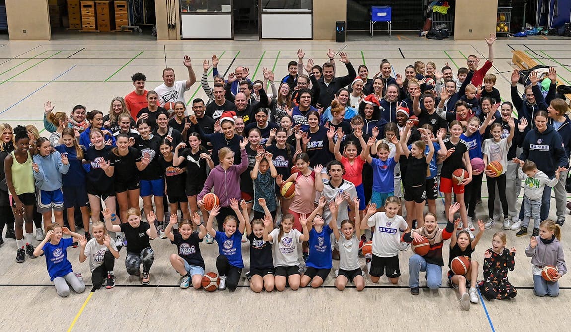 Zu sehen sind die Mitglieder des Vereins Opladen Wings, den Partnern von Physiosport Köln. Kinder, Jugendliche und Erwachsene, männlich und weiblich, haben sich zu einem lockeren Gruppenfoto versammelt.