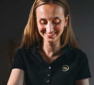 Physiotherapeutin von PhysioSport legt Patientin Elektroden am Knie für Elektrotherapie in der Physikalischen Therapie an.