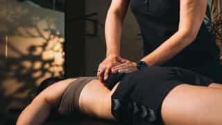 Wärmekissen-Therapie am Rücken in der Physikalischen Therapie bei PhysioSport Köln.