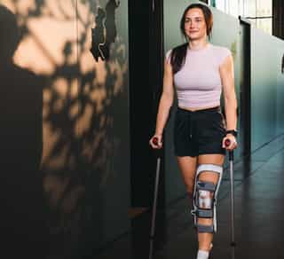 Patientin in der Reha-Behandlung bei PhysioSport Köln auf dem Weg der Besserung.