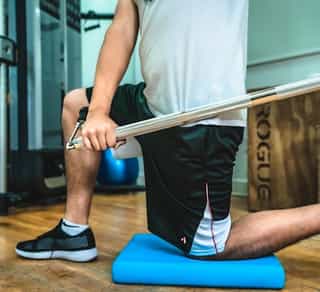 Zu sehen ist ein Golfspieler beim Training zur Verbesserung seiner Leistung mittels TPI-Golfscreening, begleitet durch PhysioSport Köln.