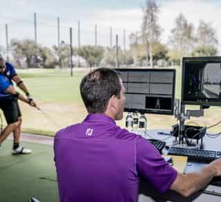 Zu sehen ist ein Golfspieler und ein externer Trainer beim Training auf einer Golfanlage zur Verbesserung seiner Leistung mittels TPI-Golfscreening durch PhysioSport Köln.