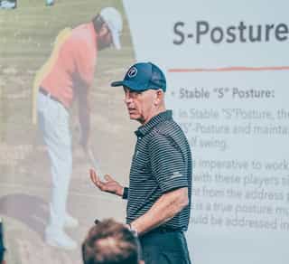 Zu sehen ist ein externer Trainer von TPI-Golfscreening für Kunden von PhysioSport Köln, der Teilnehmern eines Kurses das TPI Prinzip erläuterst.