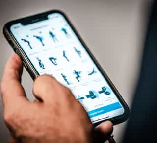 Zu sehen ist ein ein Mobiltelefon mit einer App zur Verbesserung der Leistung mittels TPI-Golfscreening durch PhysioSport Köln.