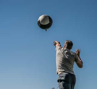 Zu sehen ist ein Golfspieler beim speziellen Training zur Verbesserung seiner Leistung mittels TPI-Golfscreening durch PhysioSport Köln.