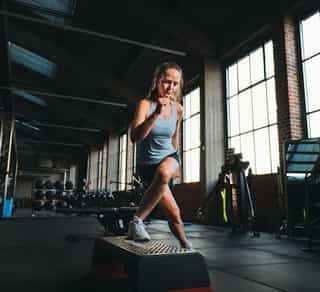 Sportlerin bei speziellen Übungen zur Stabilität im Rumpf und Beinbereich.