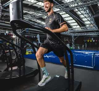 Profisportler bei PhysioSport Köln auf dem Laufband.