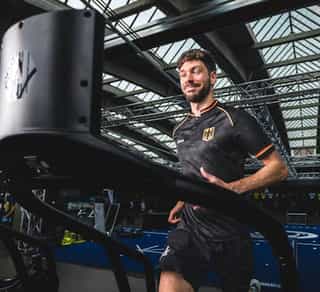 Sportler trainiert auf dem Laufband bei Physiosport Köln.