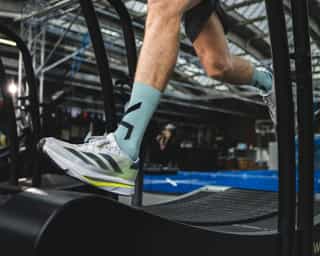 Sportler bei der eingehenden Bewegungsanalyse auf dem Laufband bei PhysioSport Köln.