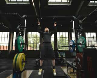 Sportler beim Training in der Trainingshalle von PhysioSport Köln.