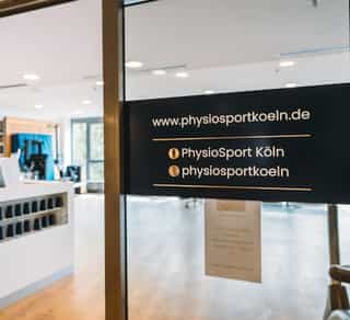 Zu sehen ist der Eingangsbereich vom Standort Mediapark. Physiosport Köln heisst Sie willkommen.