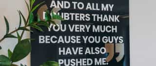 Zu sehen ist eine Tafel an der Wand von Physiosport Köln mit der Arbeitsphilosophie des Team.