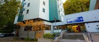 Zu sehen ist der Eingang vom Olypiastützpunkt in Köln, ein Partner von PhysioSport Köln.