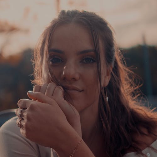 Zu sehen ist Emma Gülden, Schauspielerin, betreut von PhysioSport Köln.