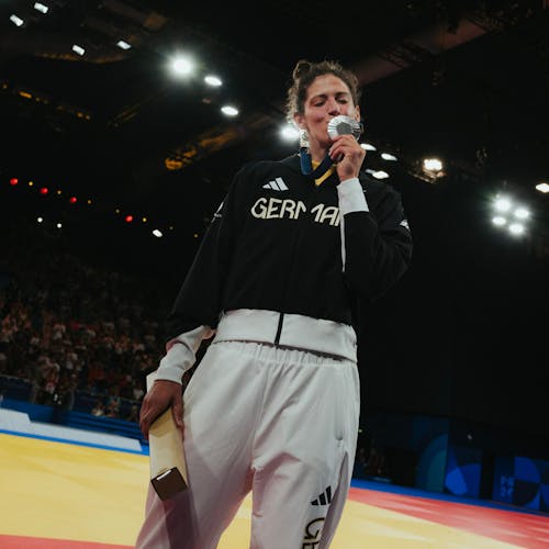 Zu sehen ist die Judoka Miriam Butkereit mit einer Silbermedaille bei der Olympiade 2024 in Paris, betreut von PhysioSport Köln.