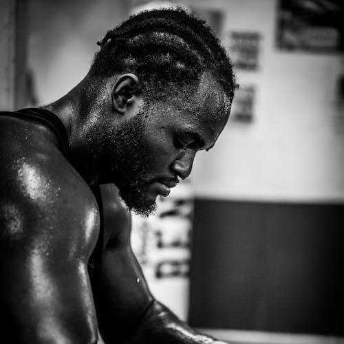 Zu sehen ist der Boxer Nelvie Tieafack, der bei der Olympiade von Paris 2024 eine Bronze Medaille für Deutschland gewann, er wird von PhysioSport Köln betreut.