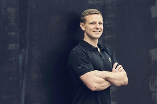 Auf dem Bild ist Stefan Frech zu sehen, er ist Leiter Osteopathie standortübergreifend bei PhysioSport Köln.