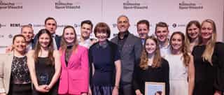 Zu sehen sind die ausgezeichneten Sportler:innen bei der Kölschen Sportnacht 2023, ein Partner von PhysioSport Köln.