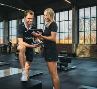 Sportler bei PhysioSport Köln bei der Lauf- und Gehanalyse im Rahmen von Gehen verstehen mit Trainerin.