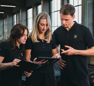 Therapiegespräch von drei Trainern von PhxsioSport Köln zum Theme Behandlung nach Mc Kenzie.