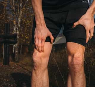 Sportler mit Knieschmerzen bei Kreuzbandverletzung.