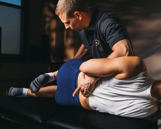 Eingehende osteopathische Behandlung bei PhysioSport Köln an Patientin im Rückenbereich.