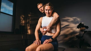 Eingehende osteopathische Behandlung bei PhysioSport Köln an Patientin im Schulterbereich.