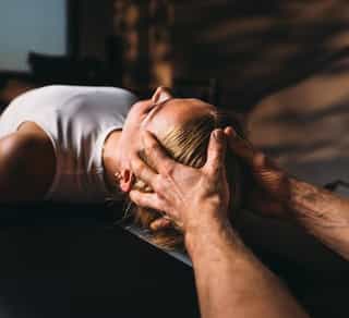 Intensive osteopathische Behandlung bei PhysioSport Köln an Patientin im Kopfbereich.