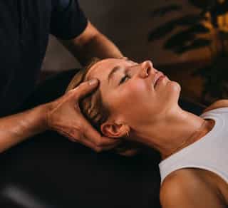 Eingehende kraniosakrale Behandlung bei PhysioSport Köln bei einer neuen Patientin.