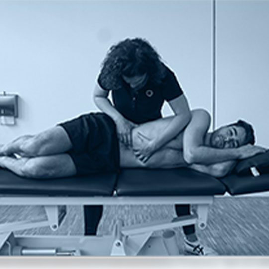 Eine Therapeutin führt die Lymph Massage bei einem Patienten durch